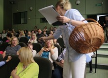 Publicznośc biorąca udział w zabawach czytelniczych