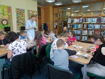 Dzieci wykonują prace plastyczne na zbiżający się Dzień Matki