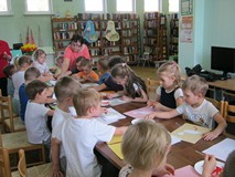 zajęcia plastyczne - dzieci wykonują bocianka z papieru