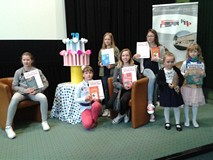 Nagrodzeni ksiązkami najlepsi czytelnicy.