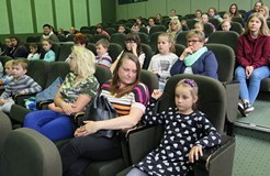 Publiczność zgromadzona na Powiatowym Święcie Czytelnika Dziecięcego