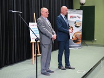 Dyrektor KBP, Andrzej Ziemiński oraz Wicestarosta Koszaliński, Dariusz Kalinowski gratulują nagrodzo