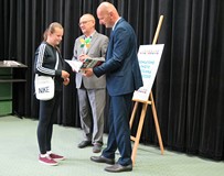 Dyrektor KBP, Andrzej Ziemiński oraz Wicestarosta Koszaliński, Dariusz Kalinowski gratulują nagrodzo