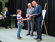 Dyrektor KBP, Andrzej Ziemiński oraz Wicestarosta Koszaliński, Dariusz Kalinowski gratulują nagrodzo