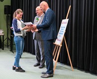 Dyrektor KBP, Andrzej Ziemiński oraz Wicestarosta Koszaliński, Dariusz Kalinowski gratulują nagrodzo