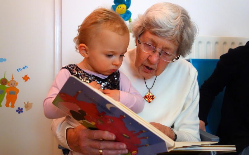 Babcia czyta wnuczce