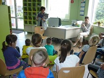 Bibliotekarka czyta zgromadzonym dzieciom