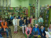 Uczniowie drugiej klasy słuchają opowiadania o psie Dżoku