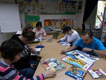 Wybieranie i oglądnie książek leżących na stołach