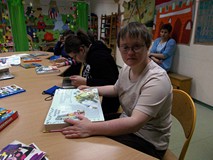 Grupa z drugiej strony stolików z książkami