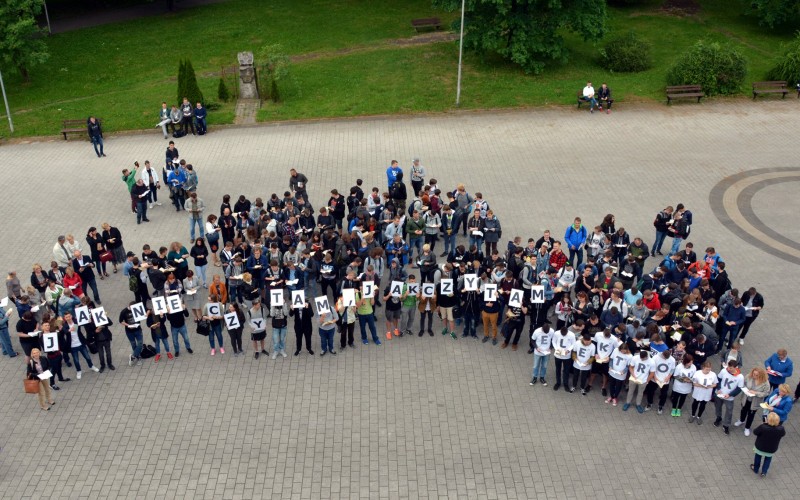 Uczestnicy akcji tworzą napis „Jak nie czytam, jak czytam”, fot. Krzysztof Sokołów