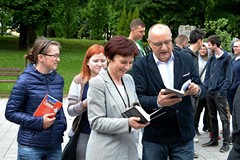 Uczestnicy akcji wspólnie czytają, fot. Krzysztof Sokołów