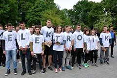 Uczestnicy akcji tworzą napis „Elektronik
