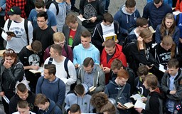Uczestnicy akcji wspólnie czytają, fot. Krzysztof Sokołów