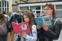 Uczestnicy akcji wspólnie czytają, fot. Krzysztof Sokołów