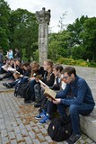 Uczestnicy akcji wspólnie czytają, fot. Krzysztof Sokołów