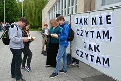 Uczestnicy akcji wspólnie czytają, fot. Krzysztof Sokołów
