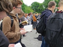 Uczestnicy akcji wspólnie czytają
