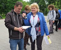 Zgromadzeni nauczyciele ZS nr 9 w Koszalinie czytają na głos