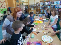 Bibliotekarka obserwuje pracę dzieci