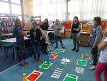 Dzieci grają na dywanie w grę planszową