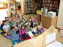 Dzieci z zaintersowaniem słuchają historyjki o króliku