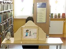 Teatrzyk Kamishibai ; jedna ze scen przedstawia chłopca i pluszowego królika