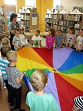 Wesoła zabawa z chustą animacyjną. Dzieci będą podrzucać króliczka