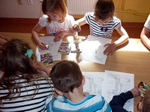 Dzieci kolorują AKSAMITNEGO KRÓLIKA