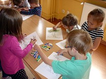 Dzieci kolorują AKSAMITNEGO KRÓLIKA