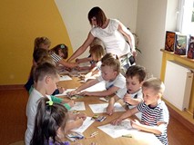 Opiekunka grupy Pani Agnieszka podpowiada, jakiego koloru można użyć do pomalowania rysunku