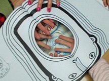 Palce przedstawiające zęby w otwartej szeroko buzi