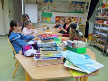 Grupa dzieci przygotowuje się do zajęć