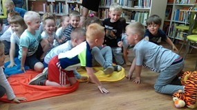 Przedszkolaki nasladują tygrysa