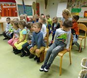 Grupa przedszkolaków słucha bajki