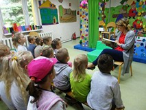 Pani bibliotekarka czyta bajkę