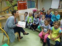 Dzieci z panią rozmawiają o przeczytanej bajce