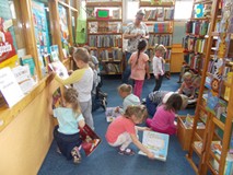 Dzieci oglądają książki w kąciku malucha