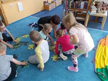 Dzieci układają duże puzzle