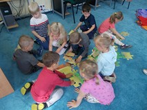 Dzieci w grupie układają puzzle