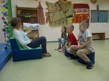 Pani bibliotekarka czyta dzieciom