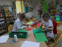 Kolorowe kartki, nożyczki, klej i dzieci z panią bibliotekarką tworzą barwne obrazy