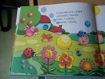 Kolejne strony książki z kolorowymi rysunkami