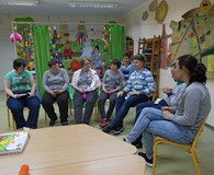 Grupa słucha opowieści pani bibliotekarki