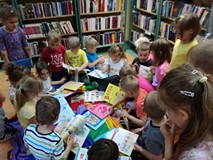 dzieci przeglądają książeczki