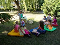 Uczestnicy zajęć w bibliotecznym ogrodzie