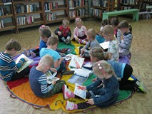 dzieci oglądają książki