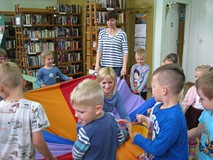 wspólna zabawa z chustą integracyjną