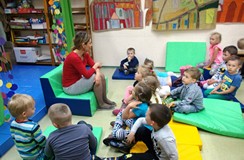 Grupa przedszkolaków rozmawia z panią bibliotekarką