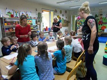 Przedszkolaki przy swoich pracach plastycznych